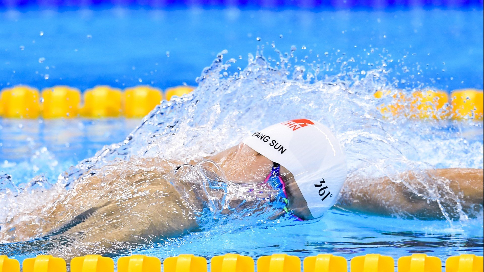 F1街道赛之夜，拉文关键节点连续得分，改写城市赛道的命运